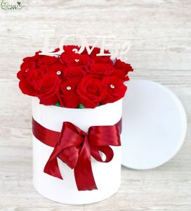 Lehengerlő vörös rózsa doboz LOVE táblával (27 szál)