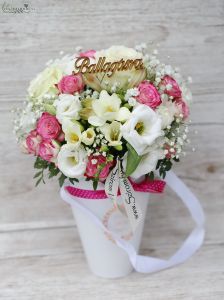 Hanging box with mixed flowers for graduation (14 stems)