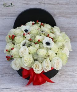 Große weiße Rosenkiste mit anderen weissen Blumen und Beeren (40 Stiele)