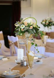 Centerpiece in coctail vase 1pc (hydrangea, lisianthus, spray rose, cala, white, mint, peach) Rozmaring restaurant