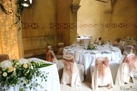 Centerpiece with lantern (small flowers, spray roses, peach) Vajdahunyad castle