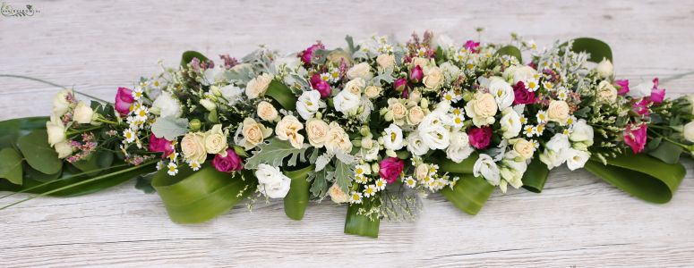 Hosszúkás asztaldísz (liziantusz, bokros rózsa, kamilla, fehér, krém, lila) Ádám villa