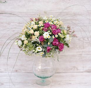 Asztaldísz vázán (liziantusz, bokros rózsa, kamilla, fehér, krém, lila), Ádám Villa