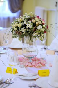 Centerpiece in vase with rose petals (lisianthus, spray rose, chamomile, white, cream, purple) Ádám Villa Budapest