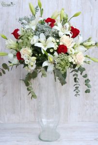 Asztaldísz magas vázán (liliom, liziantusz, rózsa, mezei virágok, fehér, krém, bordó)