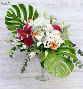 Botanical asztaldísz kehely vázában (liliom, rózsa, hortenzia, liziantusz, mezei virágok, monstera levél, fehér, pink, barack)