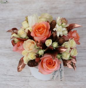 Centerpiece in ceramic pot, with bronze leafs (rose, spray rose, tuberose, peach, cream)