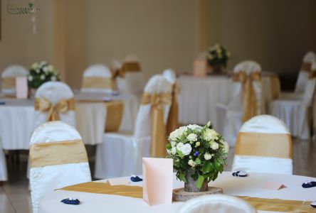 Centerpieces in wooden logs, 1pc (lisianthus, rose, gentiana, blue, white ) Szendehely, Szepi Restaurant