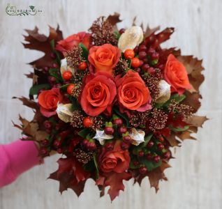 Menyasszonyi  őszi csokor (rózsa, hypericum bogyó, skimmia, tölgylevél, narancs, barna, bordó) 