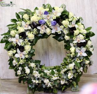 grosser stehender gepinnter Trauerkranz mit weissen Blumen (90 cm)