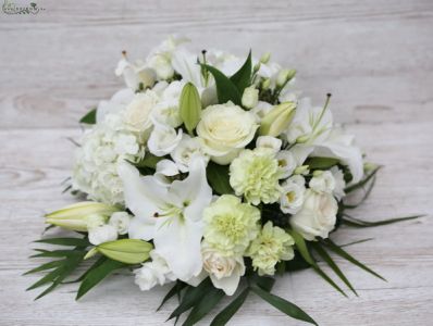 arrangement with white flowers (20st)
