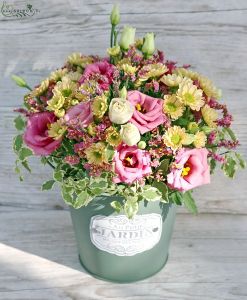 Blumentopf mit kleinen Pastellblumen und rosa Lisianthus