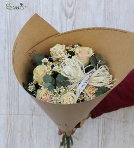 Krém rózsák kraft papír tölcsérben apró virággal