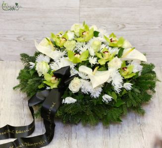 temetési koszorú fehér és zöld virágokból (60cm)