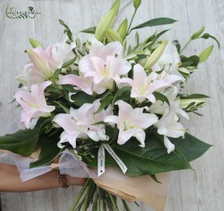 17 pink lilies bouquet