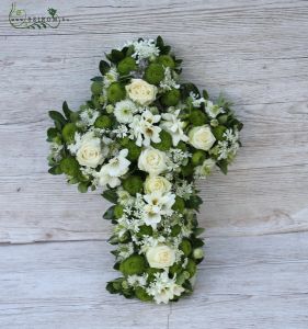 cross of white flowers 