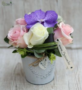 6 pasztell rózsa vanda orchideával, szívecskés bádog kaspóban