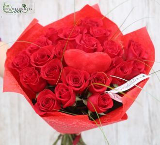 20 szálas vörös rózsacsokor szívvel 