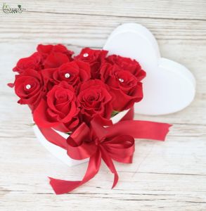 Szív alakú doboz 9 vörös rózsával 