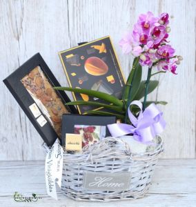 Geschenkkorb mit Orchideen und speziellen Schokoladen