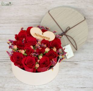 nőnapi rózsadoboz bogyókkal (13szál)