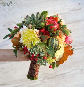 őszies menyasszonyi csokor (dália, kövirózsa, hypericum, sárga, narancs, színes)