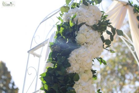 Hochzeitstor-Blumenarrangement mit Hortensien und Rosen (weiß) – das war das Tor des Restaurants
