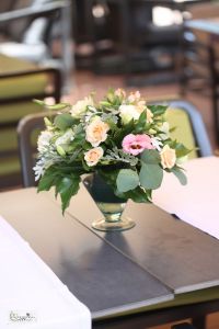 Centerpiece, Larus Rendezvényközpont Budapest (lisianthus, spray rose, cream, peach, pink)