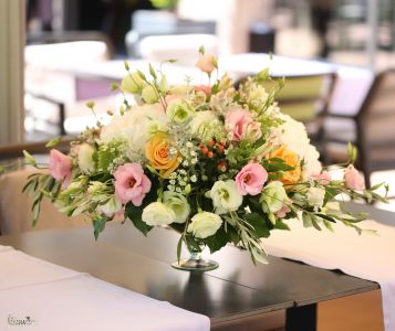 Wedding centerpiece, Larus Rendezvényközpont Budapest (lisianthus, rose, wild flowers, pink, peach, cream)