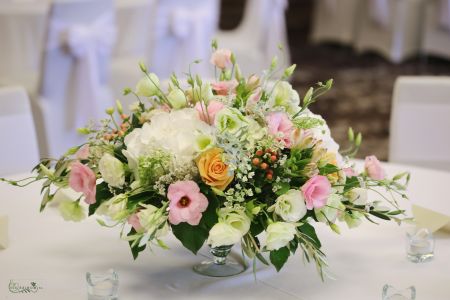 Wedding centerpiece, Larus Rendezvényközpont Budapest (lisianthus, rose, hydrangea, wild flowers, pink, peach, cream)