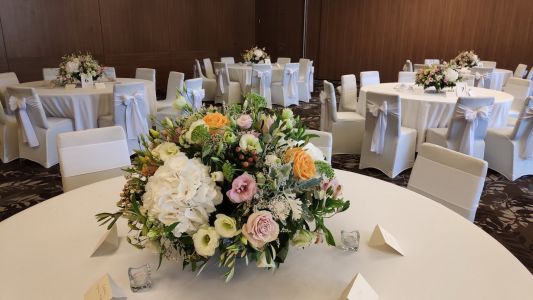 Wedding centerpiece, Larus Rendezvényközpont Budapest (lisianthus, rose, hydrangea, wild flowers, pink, peach, cream)