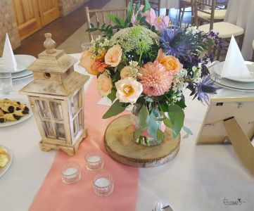 Wedding table decoration on wooden disc with lantern, Szent Anna Fogadó Berkenye (spray rose, dahlia, wild flowers, peach)