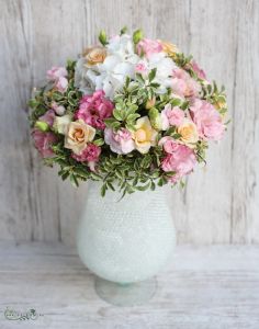 Table decoration in a bowl with jelly beads (hydrangea, lisianthus, spray rose, pink, peach)