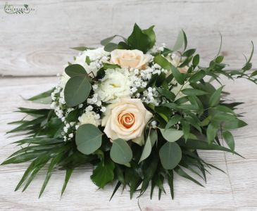 Table decoration with many greens (rose, babybreath, lisianthus, peach, cream, green)