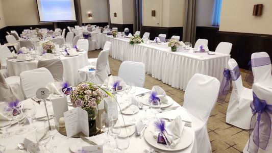 Centerpiece in glass sphere, Hilton Budapest (spray roses, babybreath, cala, purple, white)