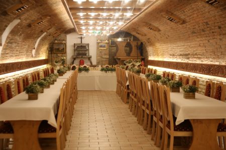 Wedding table decoration in wooden cubes, 1pc, Csalánosi Csárda Budapest (wild flowers, cream, green)