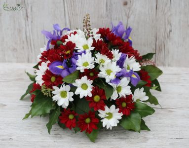 Hemispherical table decoration (chrysanthemum, iris, white, burgundy, blue) 