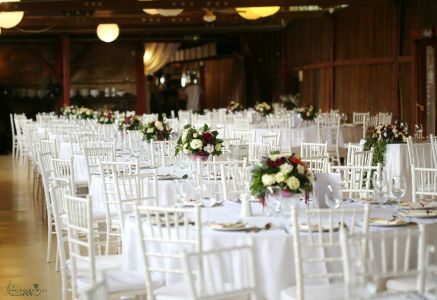 Esküvői asztaldísz kehelyvázában, 1db, Csónakház Mulató Budapest (liziantusz, dália, gránátalma, krém, bordó)