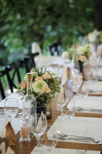 Wedding table decoration in a jar, 1pc, A KERT Bisztró BUdapest (spray rose, lisianthus, wild flowers, peach, white)