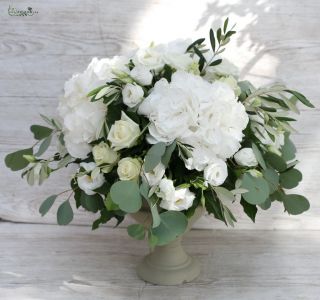 Wedding table decoration in concrete chalice (rose, hydrangea, lisianthus, eucalyptus, white)