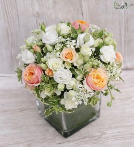 Table decoration in glass cube (vuvuzela rose, spray rose, lisiantus, peach, white)