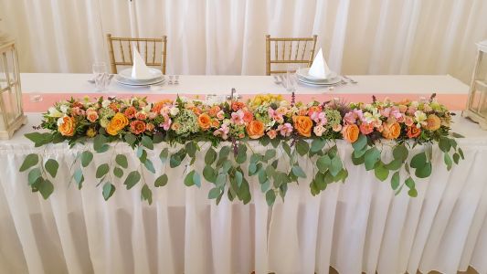 Main table centerpiece, Szent Anna Fogadó Berkenye (rose, alstromelia, wild flowers, peach, pink)