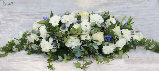 Main table centerpiece (lisianthus, rose, gentian, eryngium, ivy, white, blue)