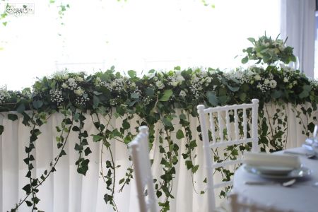Main table centerpiece Csillagkert  (lisianthus, babybreath, ivy, white)