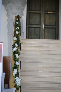 Railing decoration with ivy garland, Stephaneum Piliscsaba (ivy, gladiolus, white)