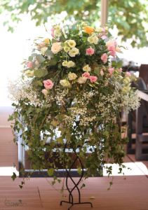 Stehendes Arrangement auf schmiedeeisernem Gestell, Larus Rendezvényközpont Budapest (Lisianthus, Babybreath, Efeu, Hellrosa, Pastellfarben)