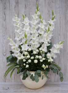 Standing decoration in ceramic pot (gladiolus, rose, white)