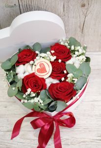 Herzkasten mit roter Rose und Baumwollblume