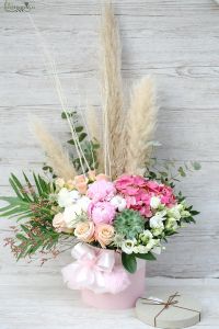 Große Zylinder-Rosenkiste mit Pampasgras, Echeveria, Baumwollblume, pelzigem Ball und Pastellblumen