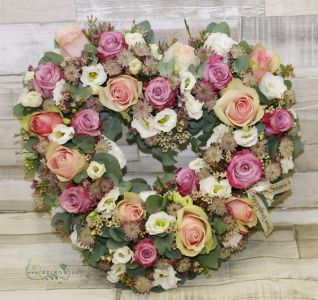 heart shaped wreath made of pastel colored flowers (42cm, 42st)